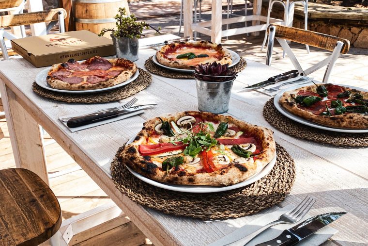 Auf der Karte stehen 16 Pizza-Varianten mit knusprigem Rand und dünnem Boden - wie in Neapel. Foto: Nele Bendgens