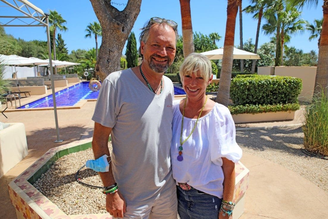 Trotz der Cononakrise haben sie das Lachen nicht verlernt: Auswanderer und Landhotelbesitzer Jörg Hertzner und Nicole Bibard. Foto: Michael Wrobel